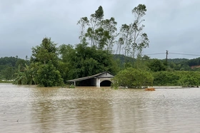Đan Thượng có 1 người bị mất tích do lật thuyền giữa nước lũ