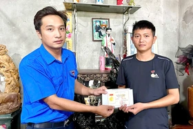 Khen thưởng hai thanh niên cứu người trong vụ sập cầu Phong Châu