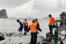Kịp thời cứu 43 ngư dân gặp nạn trên biển sau bão số 3
