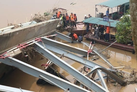 Tìm thấy ô tô đầu kéo gặp nạn vụ sập cầu Phong Châu