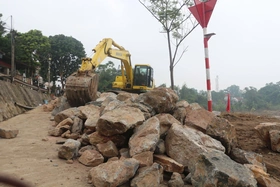 Đẩy nhanh tiến độ cải tạo bến vượt, chuẩn bị bắc cầu phao qua sông Hồng