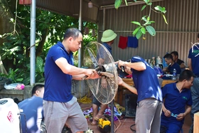 Sửa chữa miễn phí đồ gia dụng điện tử, điện lạnh cho người dân sau lũ lụt