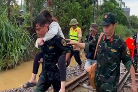 Tình quân dân vượt qua bão lũ