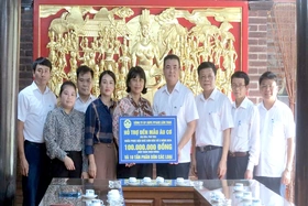 Trao 100 triệu đồng hỗ trợ Khu di tích Đền Mẫu Âu Cơ khắc phục hậu quả cơn bão số 3