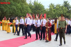 Dâng hoa Kỷ niệm 70 năm Bác Hồ về thăm Đền Hùng