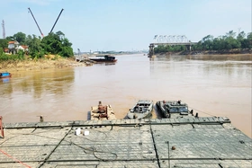 Nghiêm cấm quay phim, ghi hình và tụ tập ngăn cản bộ đội thực hiện nhiệm vụ bắc cầu phao