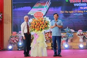 Ra mắt tác phẩm “Bến thơ tròn nghĩa vuông tình”