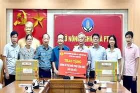 Tiếp nhận giống khôi phục sản xuất sau bão số 3