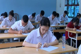 Thoát ly ngữ liệu sách giáo khoa: Hạn chế học tủ