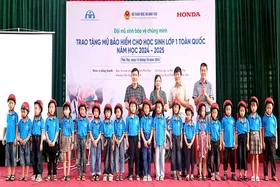 Trao tặng mũ bảo hiểm cho học sinh lớp 1