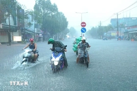 Thời tiết ngày 18/10: Cảnh báo mưa cục bộ, cường suất lớn tại Nam Bộ, Tây Nguyên