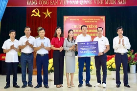 Trao 50 suất học bổng cho học sinh có hoàn cảnh khó khăn huyện Hạ Hòa