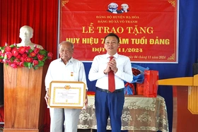 Trao Huy hiệu 70 năm tuổi Đảng tại các huyện: Lâm Thao, Hạ Hòa, Tam Nông