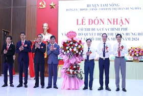 Thị trấn Hưng Hoá đón nhận Cờ thi đua của Thủ tướng Chính phủ