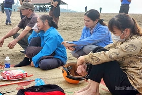 Nhói lòng người nhà ngóng trông các em học sinh mất tích