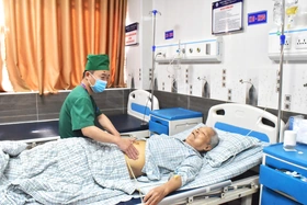 Bác sĩ tận tâm với nghề