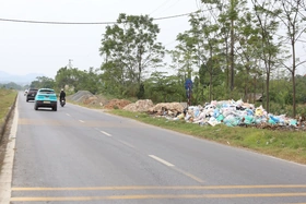 Bãi rác tự phát kéo dài trên Quốc lộ 32C