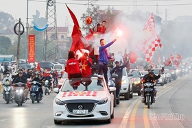 Thousands of fans flock to Viet Tri Stadium to cheer for the Vietnam National Team