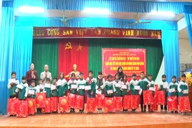 Trao 90 suất quà Tết cho học sinh có hoàn cảnh khó khăn huyện Cẩm Khê