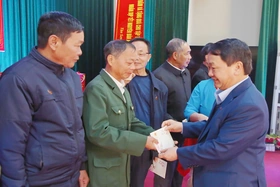 Bộ trưởng, Chủ nhiệm Ủy ban Dân tộc tặng quà Tết tại huyện Tân Sơn