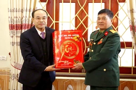 Trưởng Ban Tuyên giáo Tỉnh ủy Vi Mạnh Hùng thăm, tặng quà Tết tại huyện Tân Sơn