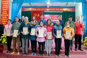 Trao quà “Tết đến mọi nhà” tại huyện Yên Lập