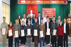 Trao quà “Tết đến mọi nhà” tại huyện  Phù Ninh