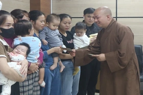 Trao quà Tết cho bệnh nhân nghèo