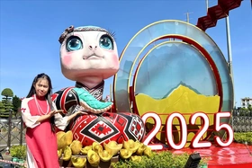 Khoác áo thổ cẩm cho “bé Na” chào Tết nguyên đán Ất Tỵ