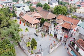 International visitors enjoy exploring tourism in Hung Lo ancient village