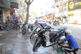 Car wash on the 29th of Tet: People wait 2 hours for their turn