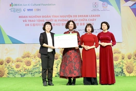 Trao tặng thiết bị phòng cháy chữa cháy cho một số trường THCS trên địa bàn TP Việt Trì