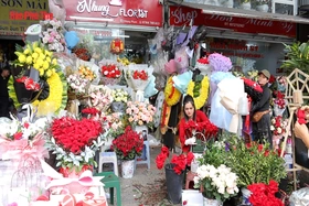 Nhộn nhịp thị trường hoa ngày Lễ tình nhân