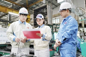 Đẩy mạnh phong trào thi đua trong nữ công nhân lao động