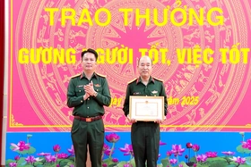 Trao thưởng đột xuất cho Thiếu tá Đào Trung Kiên