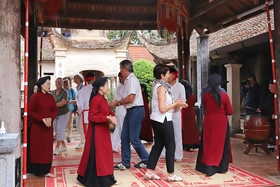 Đón du khách về Đất Tổ cội nguồn