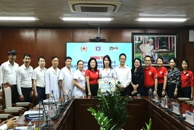 Trao thiết bị y tế cho Bệnh viện đa khoa tỉnh