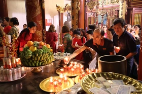 Hơn 200 du khách trải nghiệm Tour đêm Đền Hùng