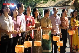 Linh thiêng Đền Hùng về đêm