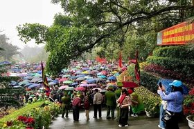 Hơn 32.000 lượt du khách trẩy hội Đền Hùng trong hai ngày cuối tuần