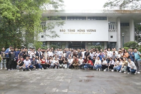 Đoàn sinh viên quốc tế hành hương về Đền Hùng