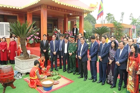 Các đồng chí lãnh đạo tỉnh thăm Hội trại Văn hóa