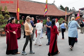 Hát Xoan “hút” khách dịp Giỗ Tổ