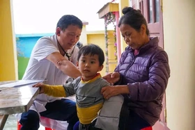 Cẩm Khê hoàn thành vượt kế hoạch tiêm phòng vắc xin phòng bệnh sởi cho trẻ