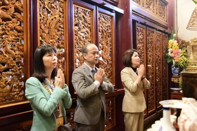 Đoàn đại biểu kiều bào dâng hương tưởng niệm các Vua Hùng