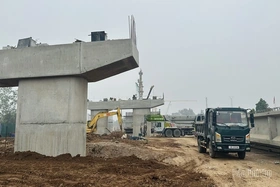 Đảm bảo tiến độ xây dựng cầu Phong Châu mới an toàn trước mùa mưa lũ