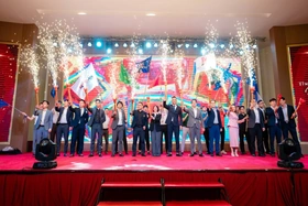 Hơn 500 tướng sĩ xuất trận tiến công thần tốc chinh phục tòa The Regal - VIC Grand Square