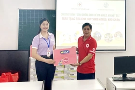 Trên 14.000 hộp sữa được trao tặng cho trẻ em nghèo, khuyết tật