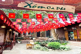 Những quán cafe rực rỡ sắc cờ đỏ