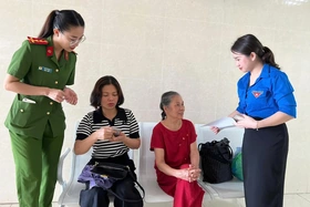 Tuyên truyền, hỗ trợ người dân sử dụng ứng dụng VneID tại Bệnh viện Mắt tỉnh